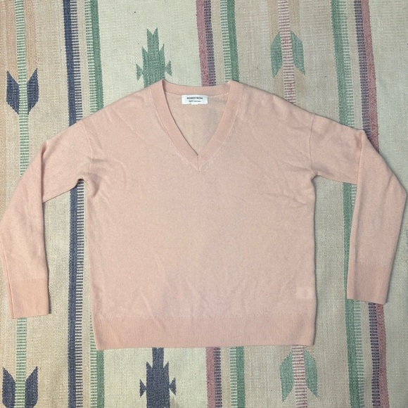 Nordstrom 100% Cashmere Women’s Med (Estimated) Light Pink V-Neck Sweater Luxury - Picture 1 of 7